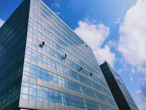 How should the curtain wall be maintained and maintained?