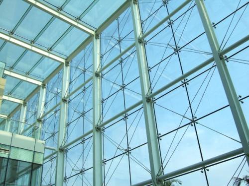 What should we pay attention to when gluing the curtain wall?